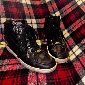 Women’s size 9 Guess shoes